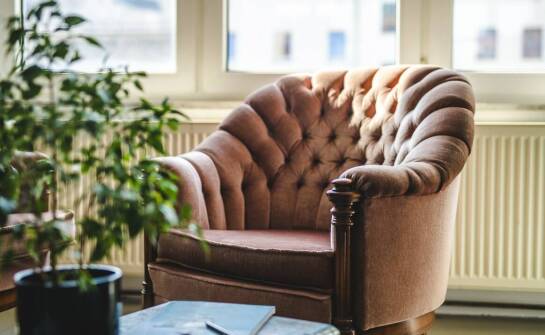 Jak wybrać krzesła tapicerowane do salonu i jadalni – porady i inspiracje