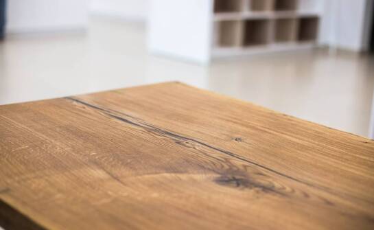 Stół dębowy rozkładany – zalety, zastosowania i inspiracje do wnętrz