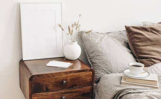 Jak dopasować drewniane szafki nocne do wystroju sypialni?