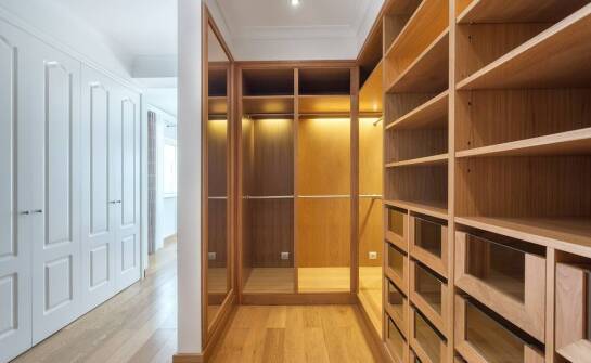 Szafa dębowa trzydrzwiowa – funkcjonalność, styl i zastosowania w domu