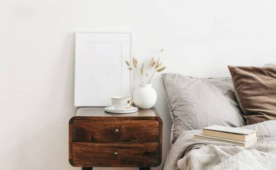Drewniane szafki nocne do sypialni – inspiracje, funkcje i modne rozwiązania