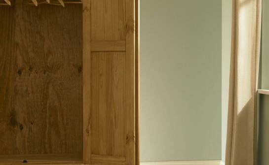 Szafa dębowa trzydrzwiowa – klasyka w nowoczesnych aranżacjach wnętrz