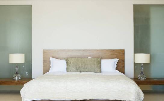 Łóżka z drewna i tapicerowany zagłówek – komfort snu i styl w sypialni