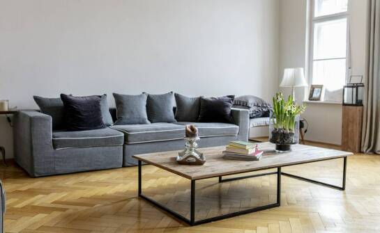 Stolik kawowy z drewna – jak wybrać kształt i dopasować do aranżacji wnętrza