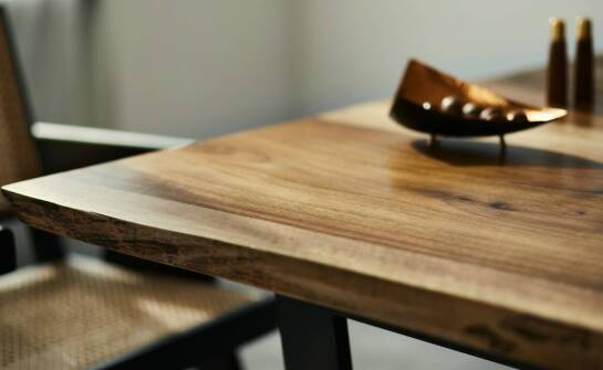 Stół dębowy tworzony na zamówienie – oryginalność i indywidualny charakter wnętrza