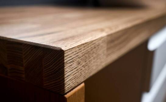 Stół z litego dębu na zamówienie – trwałość, styl i możliwości personalizacji