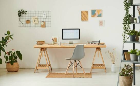 Biurko drewniane tworzone na wymiar – pomysły, zalety i praktyczne zastosowania