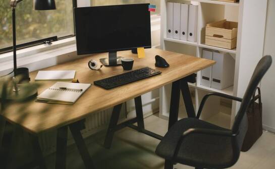 Biurka z litego drewna – trwałość, funkcjonalność i ponadczasowy styl