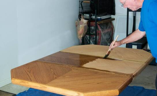 Stół dębowy na zamówienie – czym kierować się przy wyborze idealnego modelu