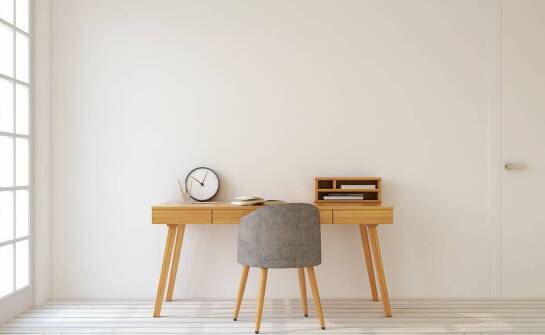 Drewniane biurka z litego drewna – zalety, inspiracje i możliwości aranżacji