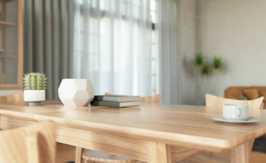 Lite drewno w aranżacji – inspiracje na stół do każdego wnętrza