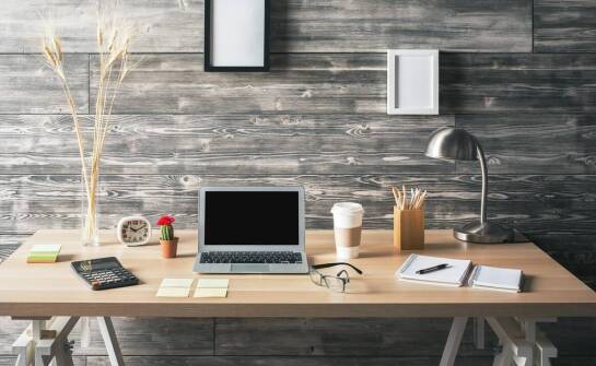 Biurka drewniane – jakie modele sprawdzą się w domowym gabinecie?