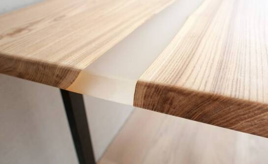 Stół z litego drewna – jakie cechy decydują o jego wyjątkowej trwałości?