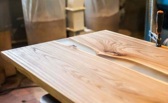 Stoły drewniane na zamówienie – inspiracje, zalety i możliwości aranżacji