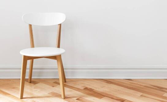 Lite drewno w wystroju – jakie krzesła podkreślą charakter wnętrza?