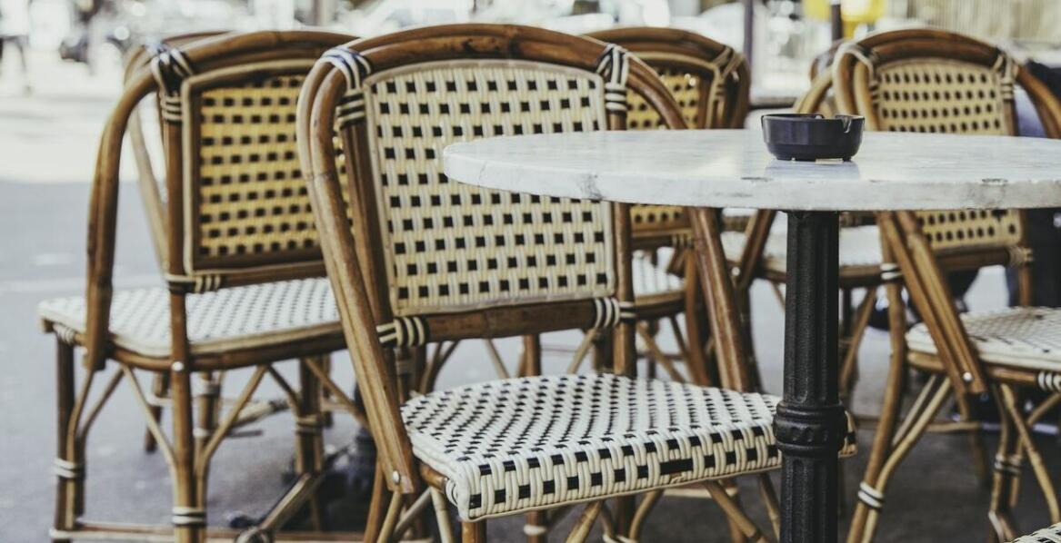 Krzesła do restauracji – najważniejsze cechy i inspiracje aranżacyjne