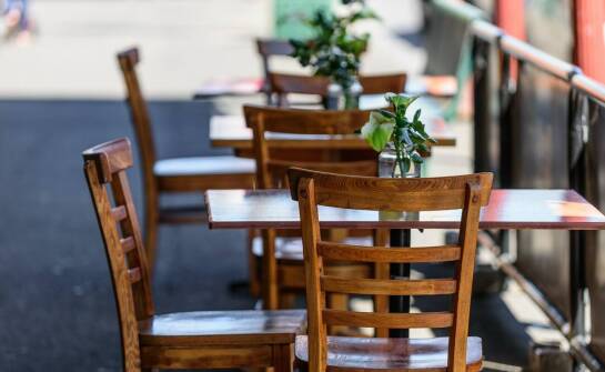 Krzesła drewniane do restauracji – styl, wygoda i pomysły na aranżację wnętrza