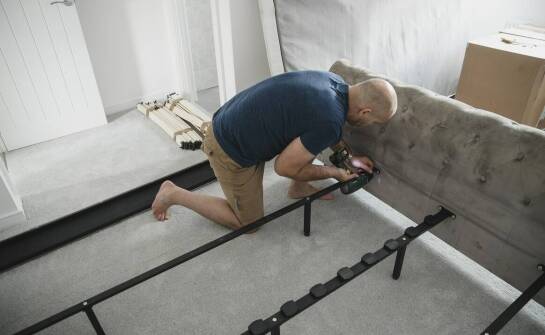 Stelaż podnoszony do łóżka – komfort snu i praktyczne rozwiązania w sypialni