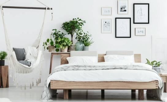 Łóżko z drewna z funkcją podnoszenia – komfort, wygoda i dodatkowa przestrzeń