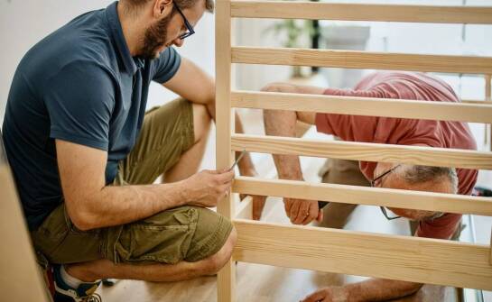 Stelaż podnoszony do łóżka – funkcje, zalety i zastosowanie w codziennym życiu