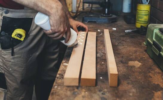 Indywidualne projekty mebli drewnianych – inspiracje, zalety i możliwości