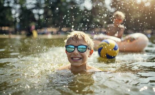 Jak obozy pływackie wpływają na rozwój dzieci i młodzieży?