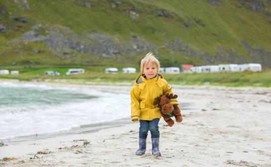 Letnie obozy nad morzem – atrakcje i korzyści dla dzieci w każdym wieku