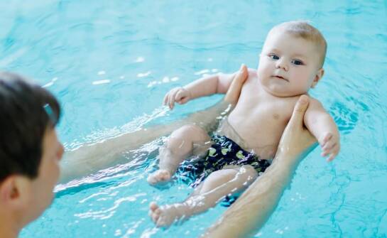Pierwsze kroki niemowląt na basenie – jak przebiega nauka pływania od najmłodszych lat