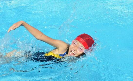 Pływanie dla początkujących – najważniejsze zasady bezpiecznego startu