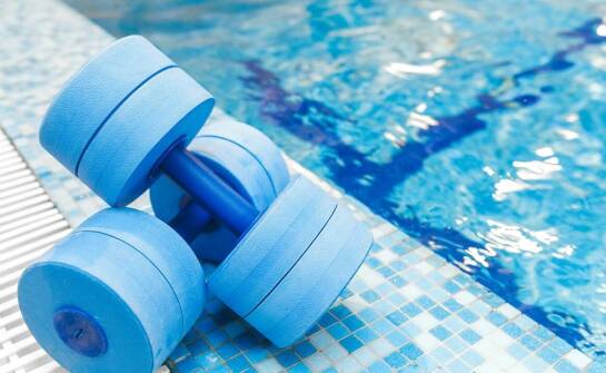 Aquafitness – jak ćwiczenia w wodzie wspierają zdrowie i dobre samopoczucie