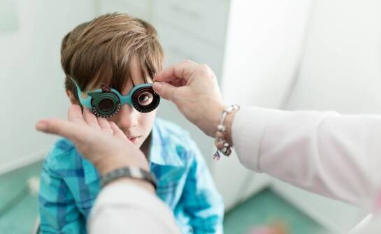Jak przebiega pierwsza wizyta u okulisty dziecięcego i kiedy ją zaplanować