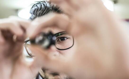 Soczewki kontaktowe o dużej twardości – najważniejsze fakty i zastosowania