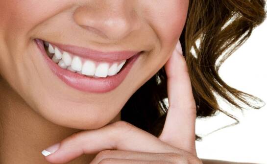 Jak działa wybielanie zębów i jakie są najpopularniejsze metody rozjaśniania