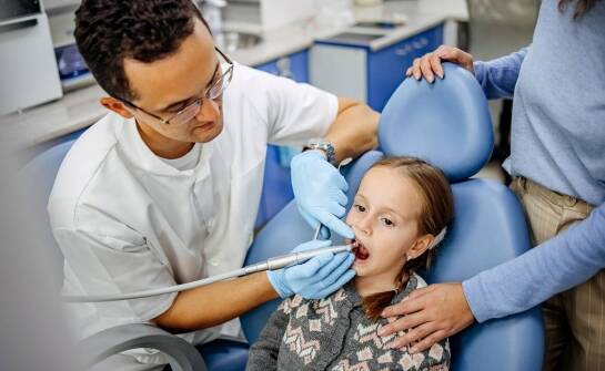 Jak przygotować dziecko do wizyty u stomatologa i jak przebiega leczenie zębów