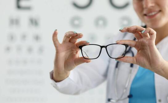 Kiedy warto wykonać kontrolne badanie wzroku i jakie są dostępne opcje
