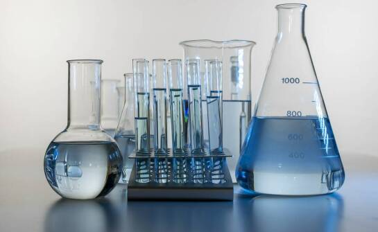 Materiały laboratoryjne – rodzaje, zastosowania i znaczenie w nauce