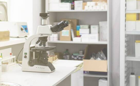 Jakie znaczenie mają pudełka do przechowywania szkiełek w pracy laboratoryjnej?