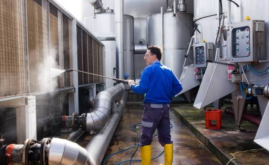 Czyszczenie instalacji przemysłowych – sprawdzone sposoby i najważniejsze zasady