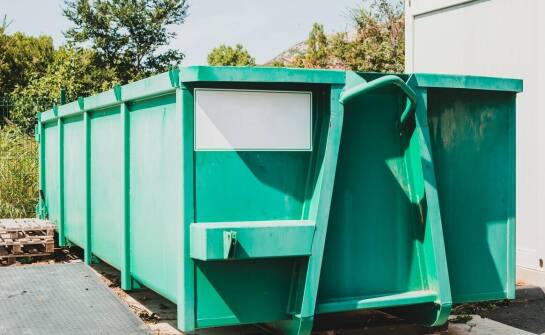 Wynajem kontenerów na odpady – praktyczne zastosowania i najważniejsze zasady