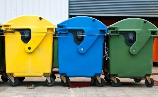 Jak przebiega wynajem pojemników na odpady i jakie korzyści zapewnia