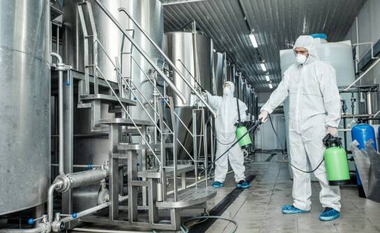 Czyszczenie instalacji przemysłowych – efektywność, bezpieczeństwo i korzyści