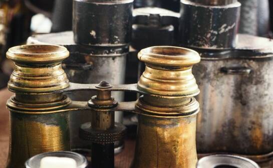 Jak powstają szklane elementy – procesy, możliwości i zastosowania szkła