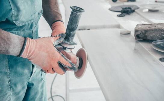 Czym kierować się przy wyborze szkła do domu i biura? Praktyczne wskazówki