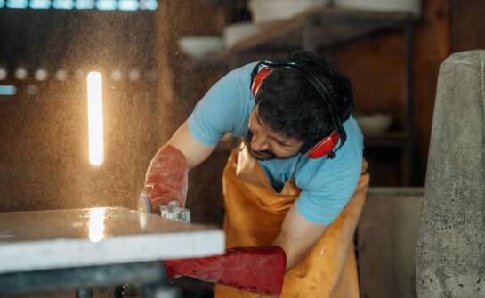 Szkło w nowoczesnych aranżacjach – funkcje, inspiracje i możliwości zastosowań