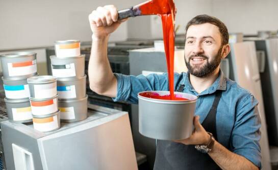 Szkło w domu i biurze – pomysły na stylowe i funkcjonalne rozwiązania