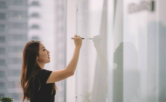 Techniki tworzenia grafiki na szkle – pomysły, zastosowania i zalety