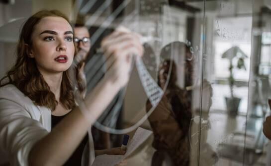 Grafika na szkle – inspirujące możliwości zastosowania w przestrzeni użytkowej