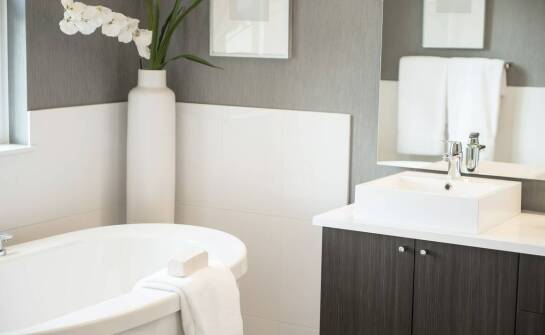 Lustro z fazowanymi krawędziami – styl i funkcjonalność w aranżacji wnętrz