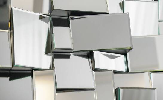 Płytki lustrzane jako sposób na optyczne powiększenie i rozświetlenie wnętrza