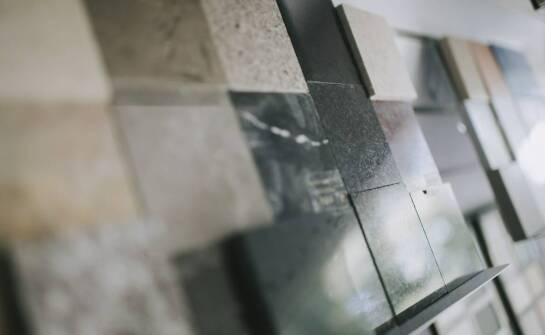 Nowoczesny design z efektem głębi – pomysły na aranżacje z płytkami lustrzanymi